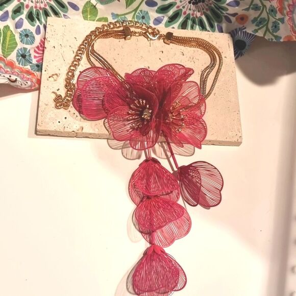 New ZARA cascading flowers choker necklace in fuchsia,a reddish-purple - Picture 1 of 12